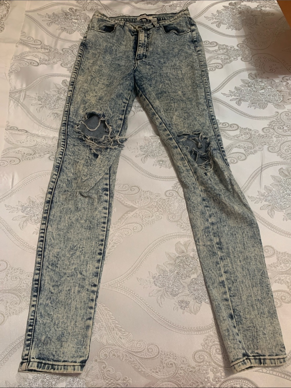 Vibrant Distressed Acid-Wash Skinny Jeans - Light Wash